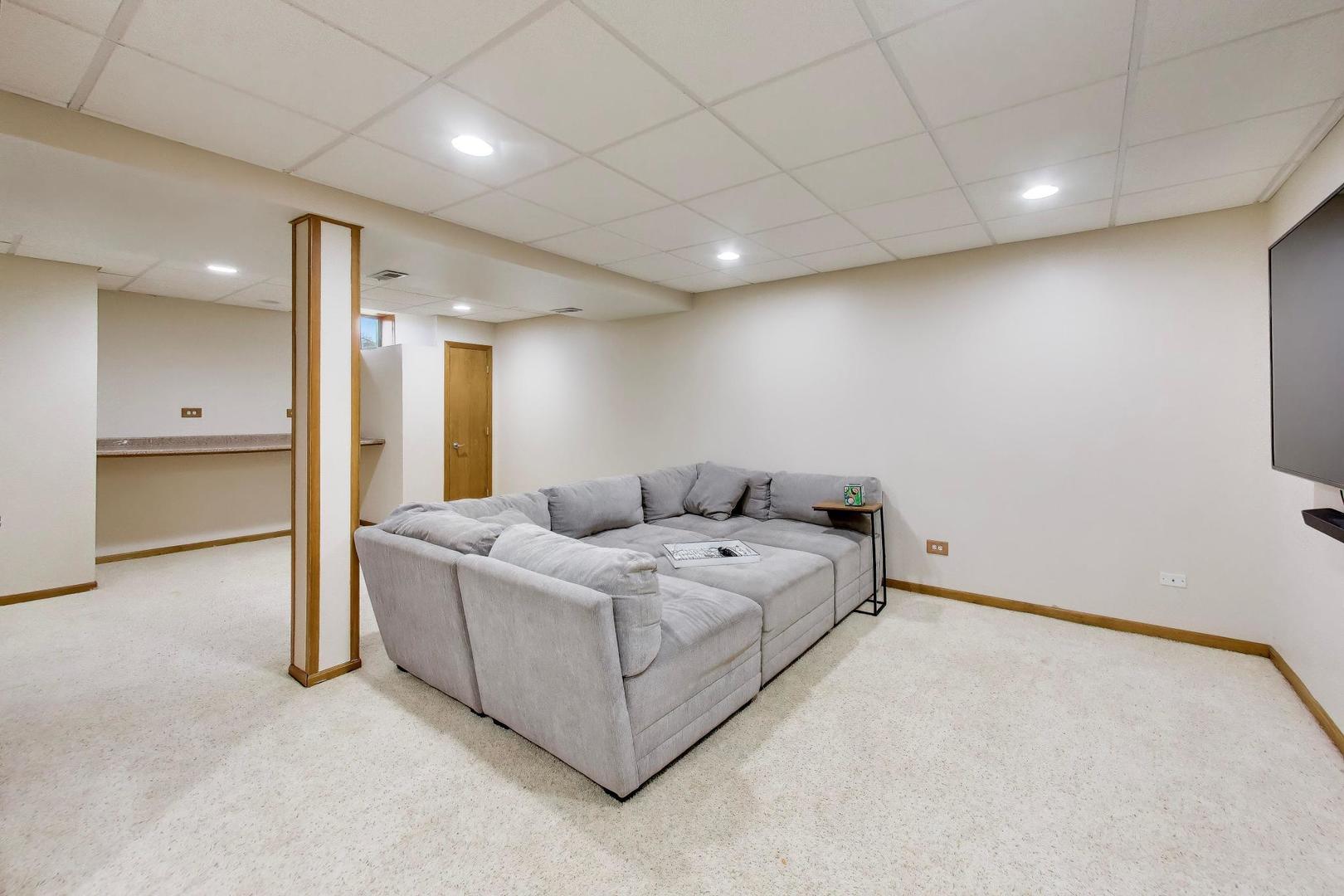 873 Hampton Drive, Carol Stream, IL 60188