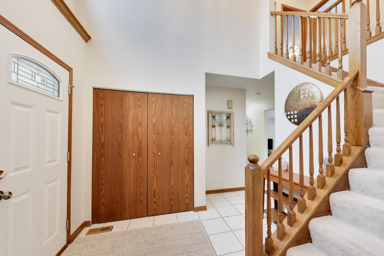 873 Hampton Drive, Carol Stream, IL 60188