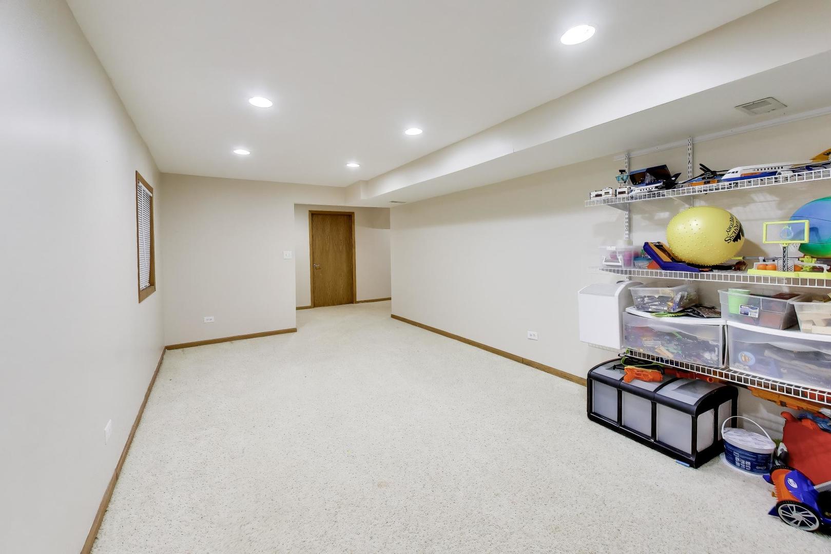 873 Hampton Drive, Carol Stream, IL 60188