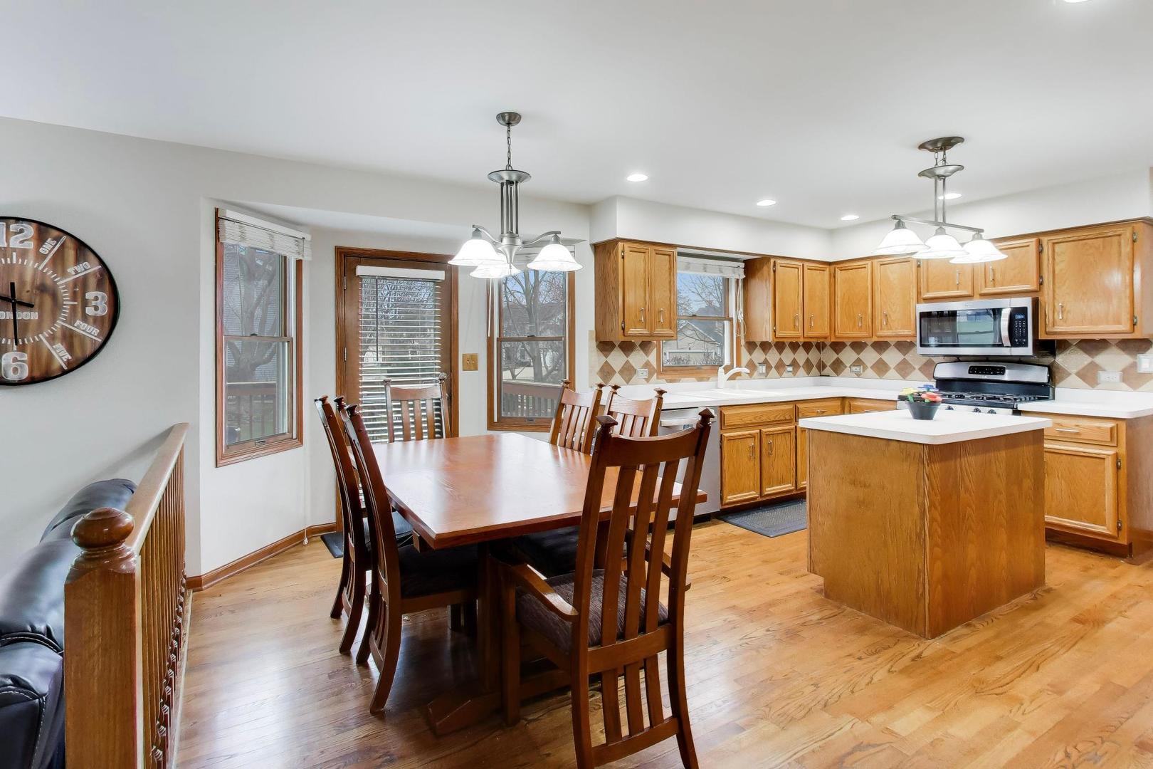 873 Hampton Drive, Carol Stream, IL 60188