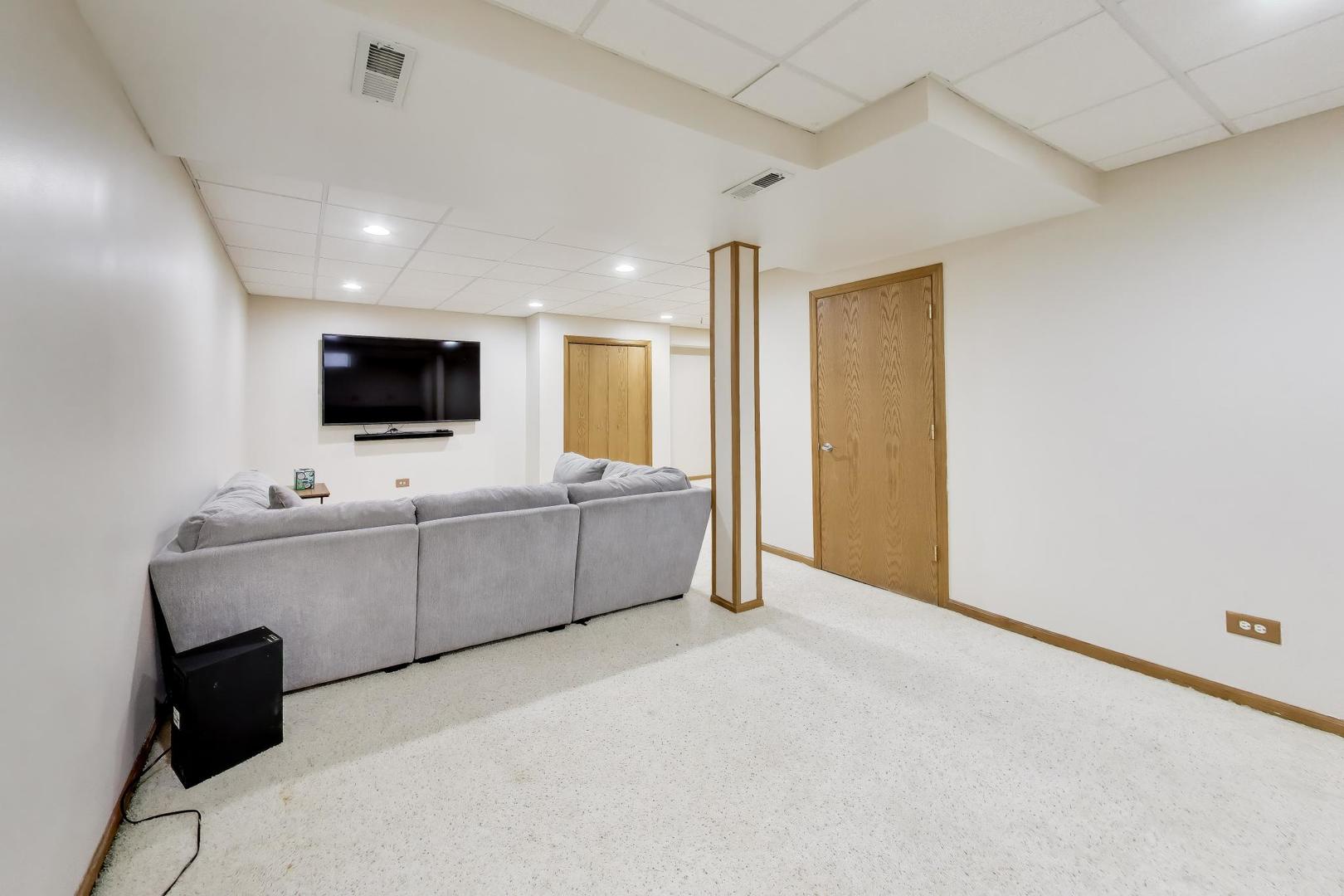 873 Hampton Drive, Carol Stream, IL 60188