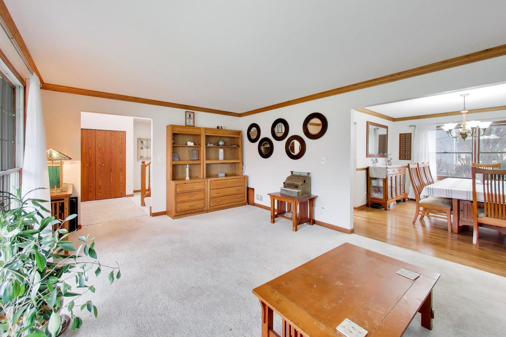 873 Hampton Drive, Carol Stream, IL 60188