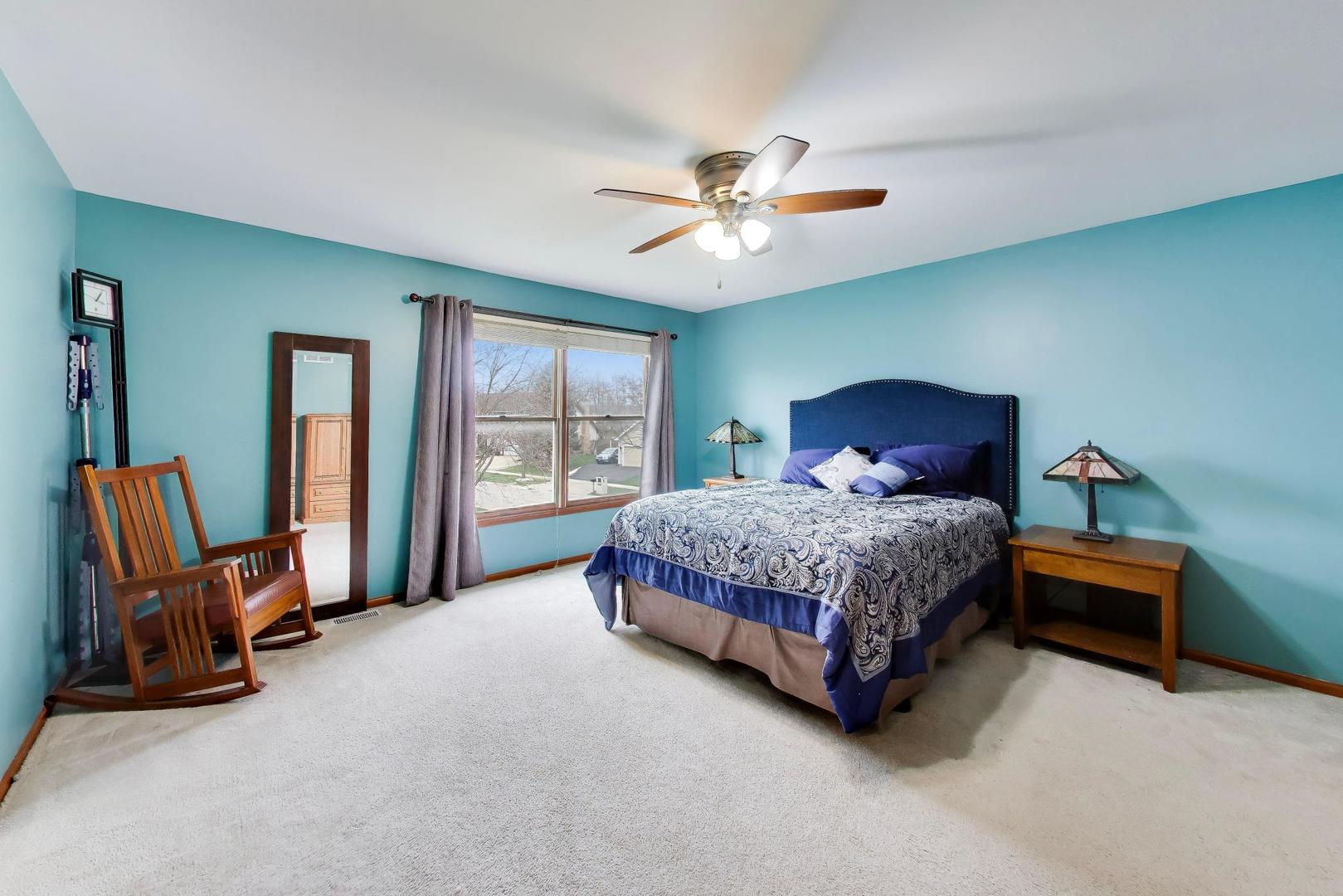 873 Hampton Drive, Carol Stream, IL 60188