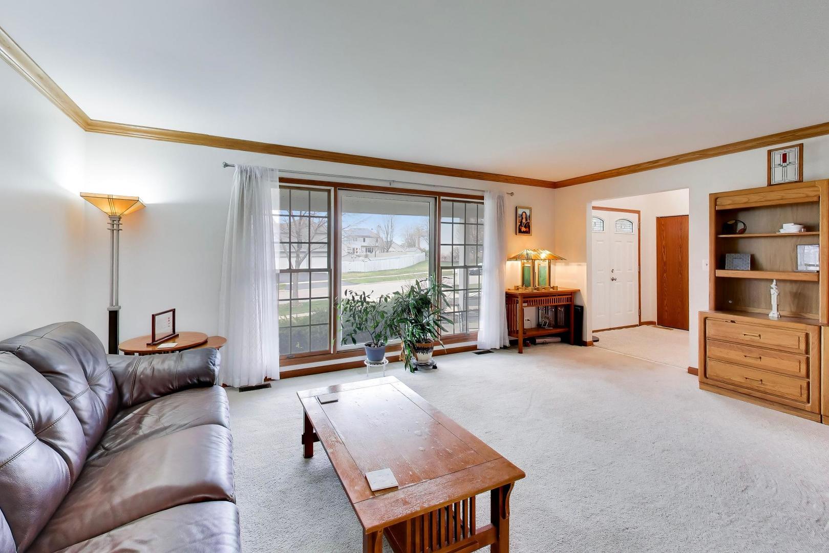 873 Hampton Drive, Carol Stream, IL 60188