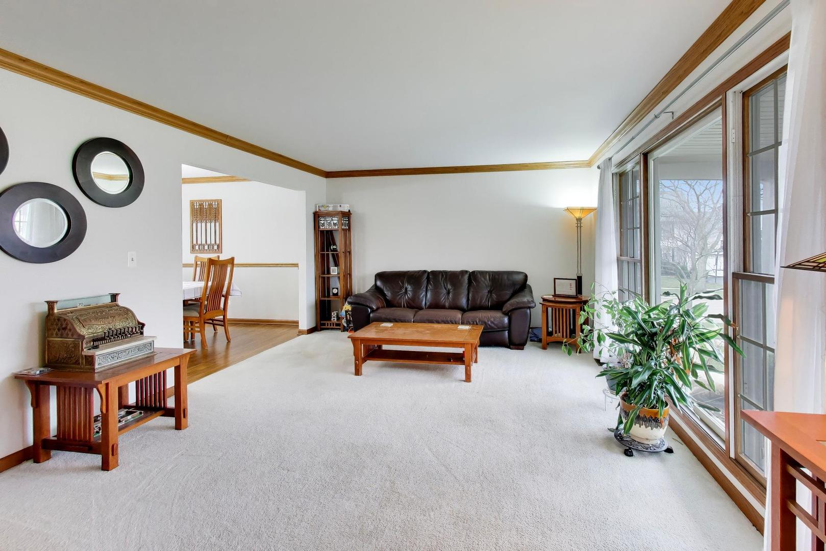 873 Hampton Drive, Carol Stream, IL 60188