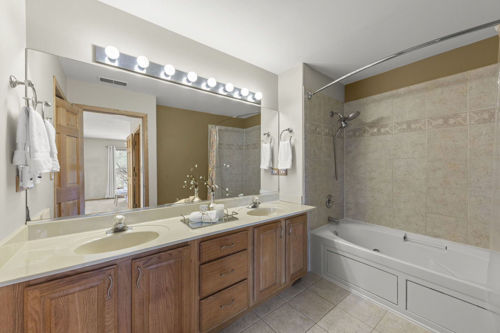 1101 Ironwood Lane, Lisle, IL 60532