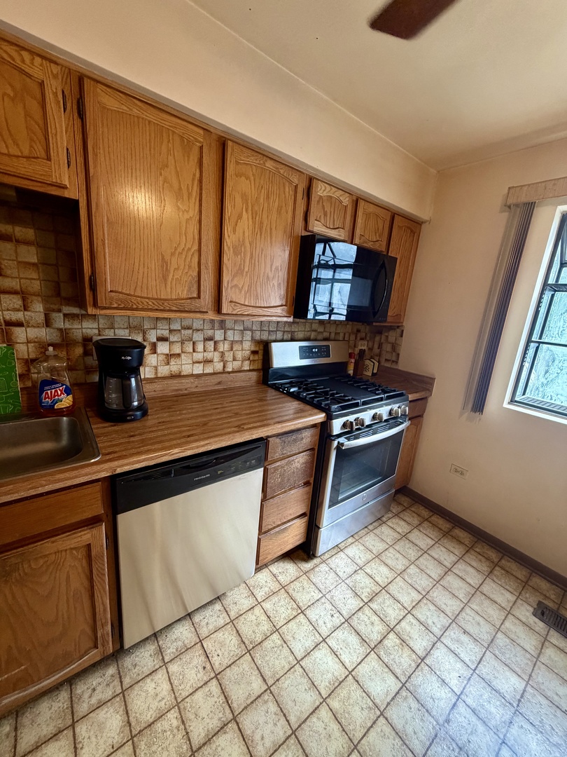 332 Essex Court #4, Wood Dale, IL 60191