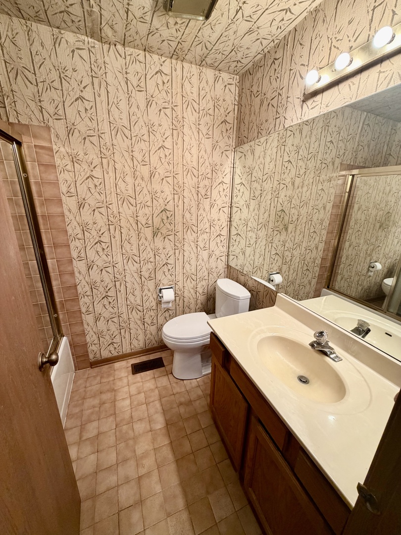 332 Essex Court #4, Wood Dale, IL 60191