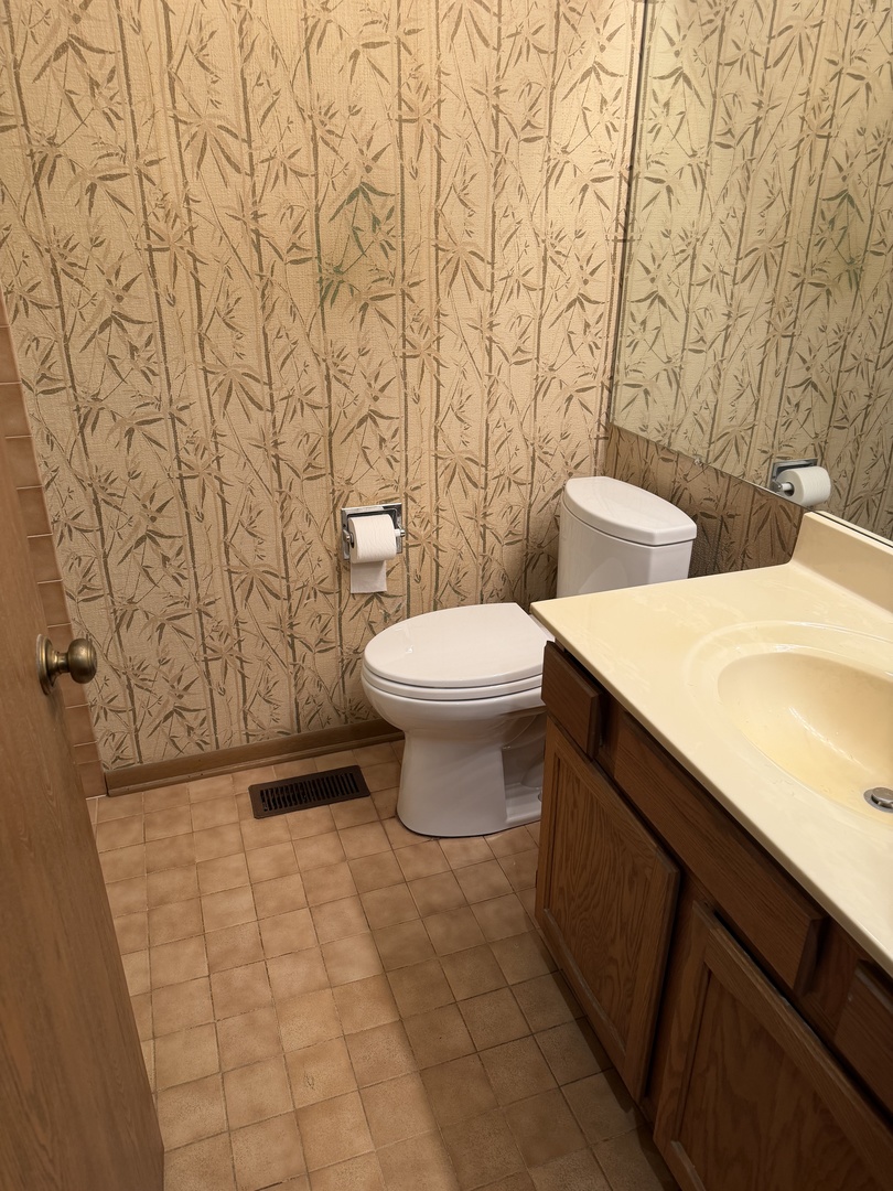 332 Essex Court #4, Wood Dale, IL 60191