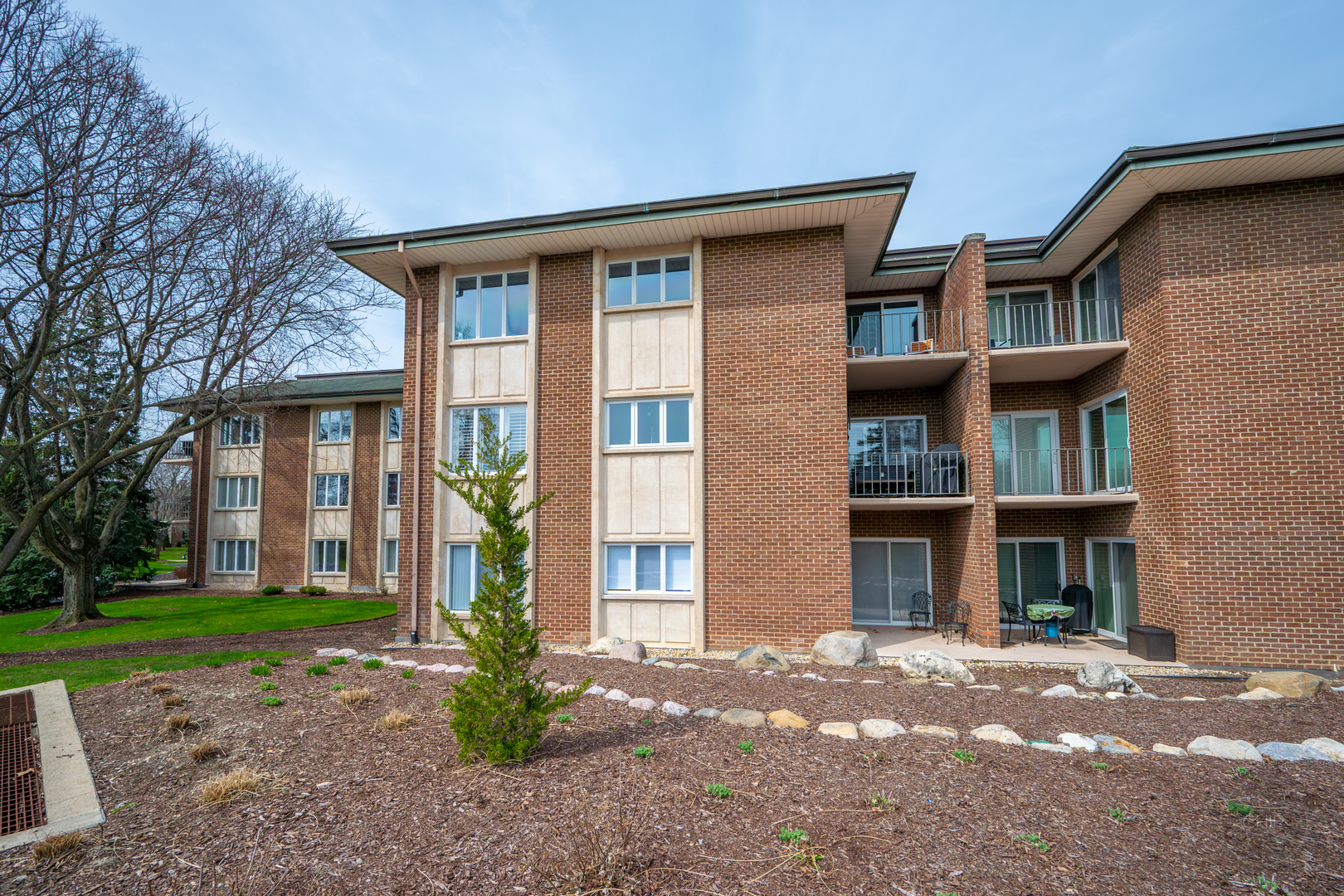 4 Oak Brook Club Drive #G205, Oak Brook, IL 60523