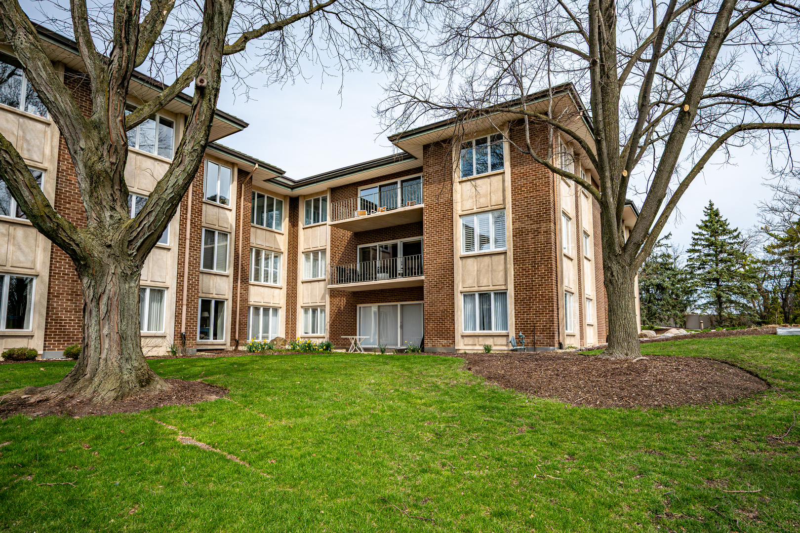 4 Oak Brook Club Drive #G205, Oak Brook, IL 60523