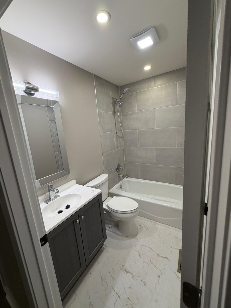 208 Albert Drive, Vernon Hills, IL 60061