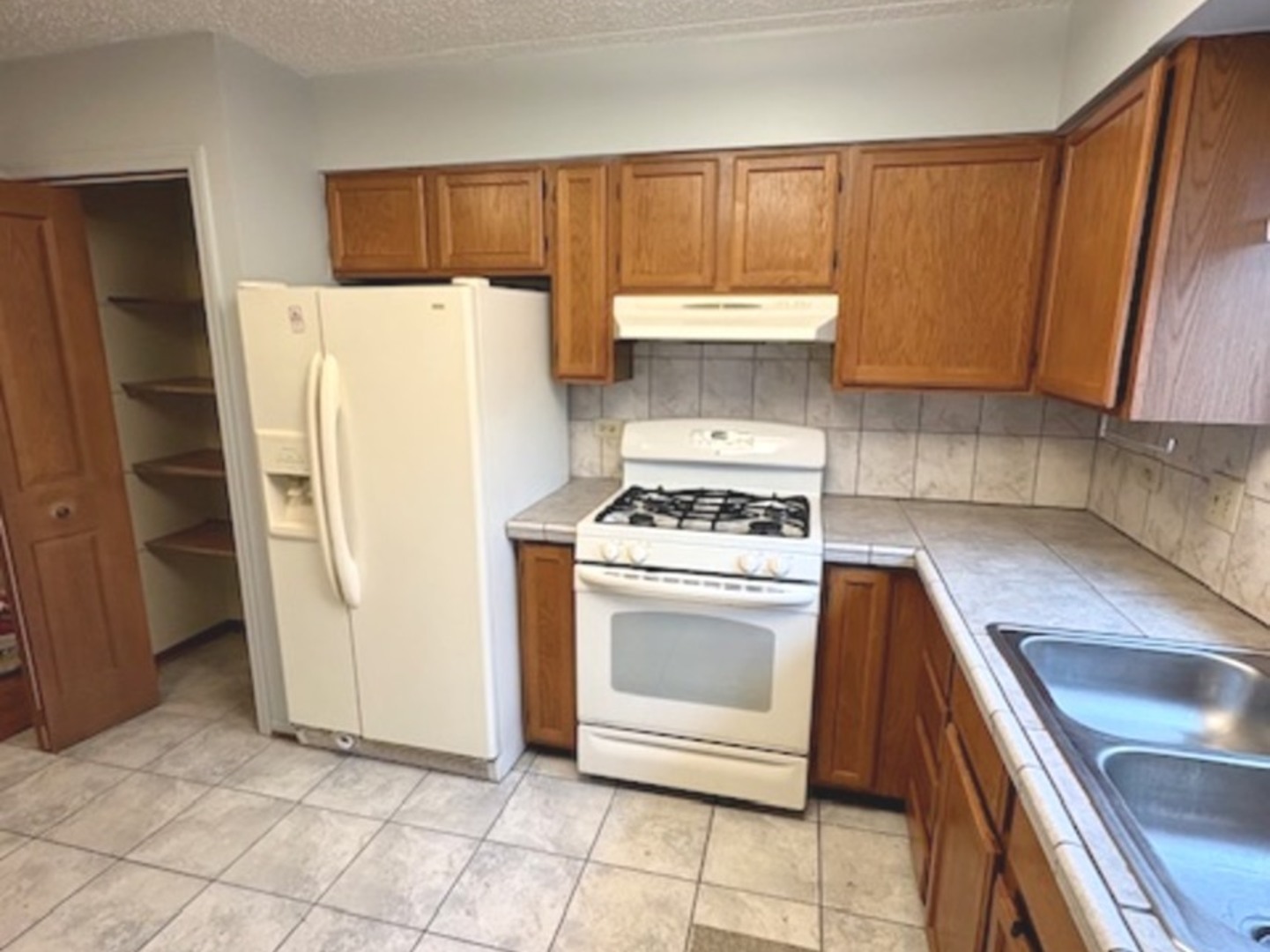 18320 Robin Lane #D2, Homewood, IL 60430