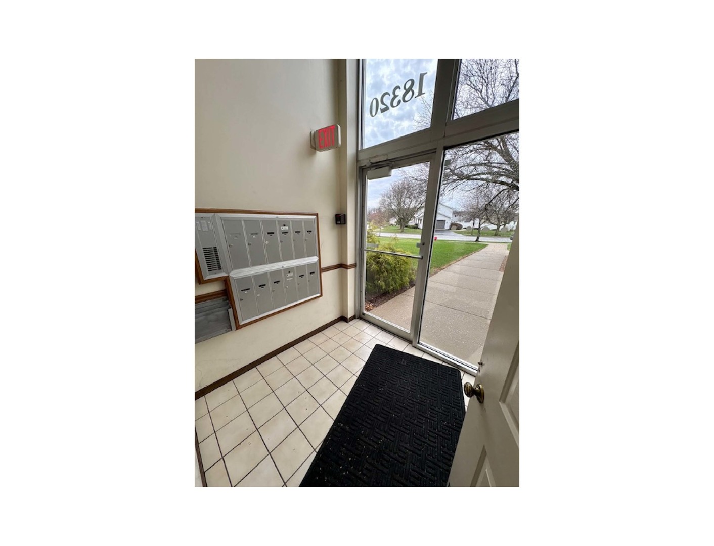 18320 Robin Lane #D2, Homewood, IL 60430