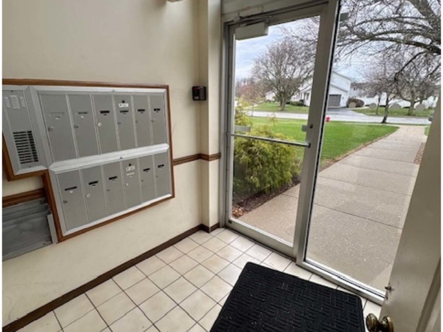 18320 Robin Lane #D2, Homewood, IL 60430