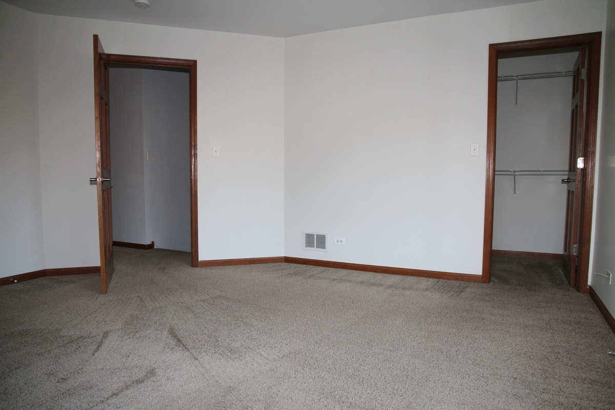 694 Lincoln Station Drive #694, Oswego, IL 60543