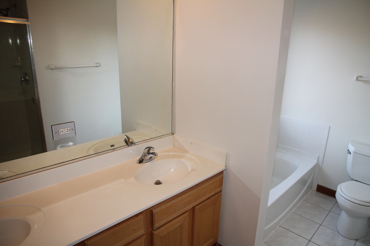 694 Lincoln Station Drive #694, Oswego, IL 60543