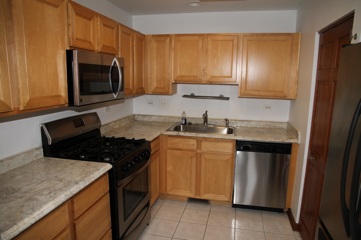 694 Lincoln Station Drive #694, Oswego, IL 60543