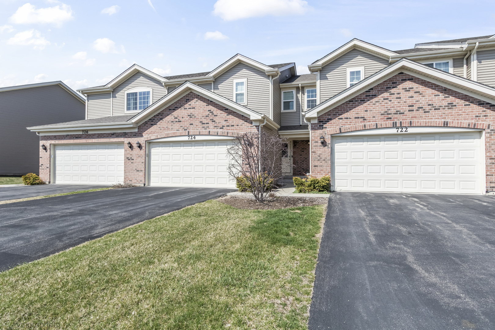 724 Wellington Lane, Cary, IL 60013