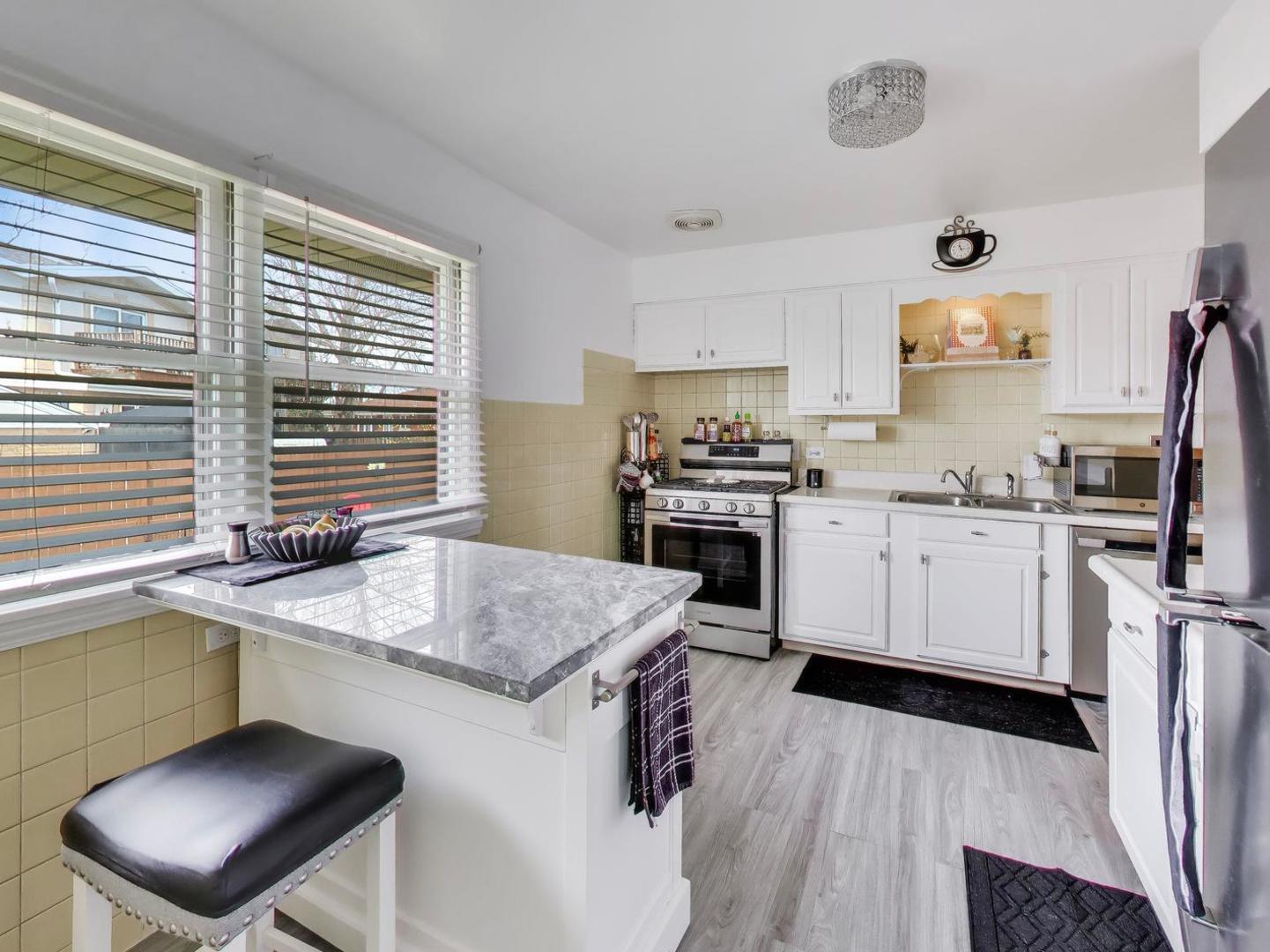 8124 W Courtland Avenue, Harwood Heights, IL 60706