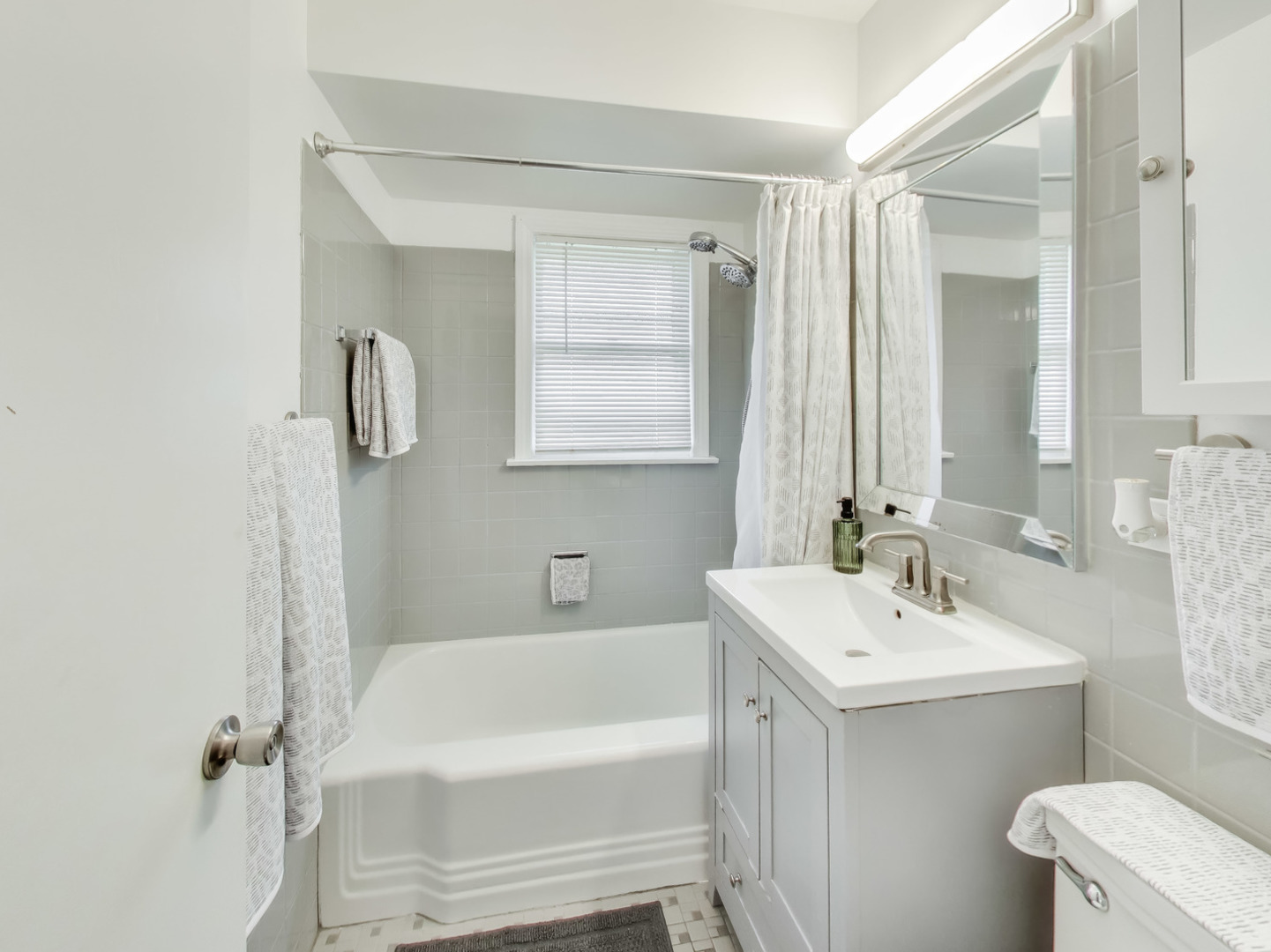 8124 W Courtland Avenue, Harwood Heights, IL 60706