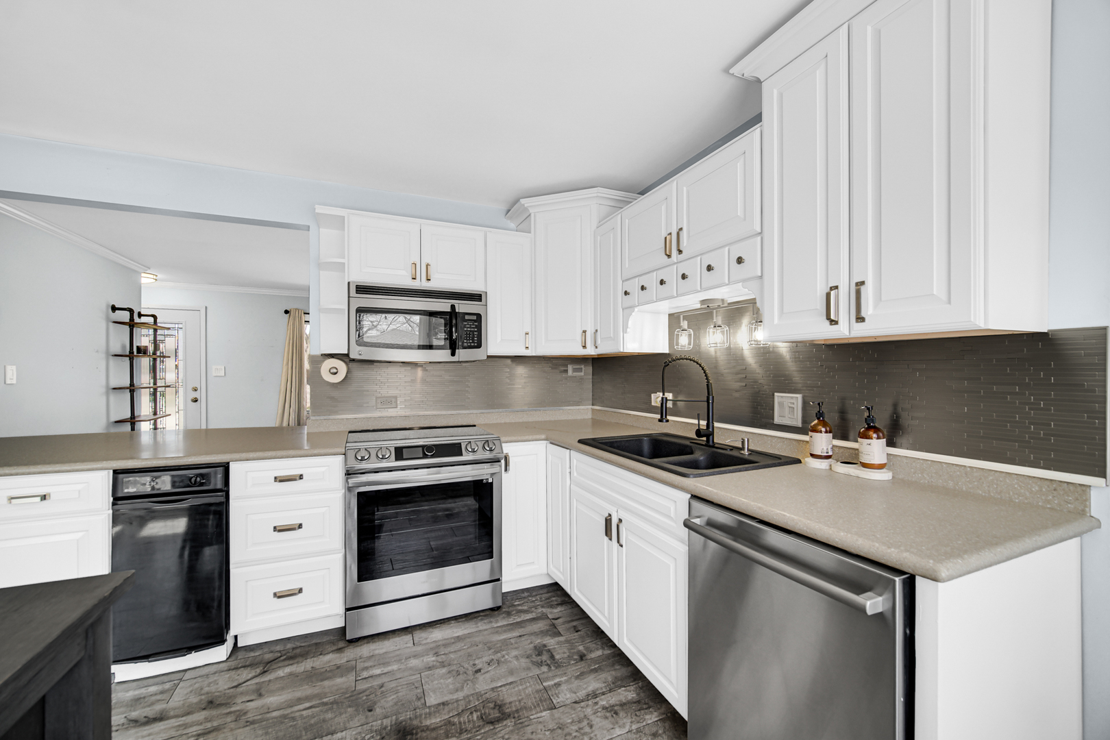 661 W Saint Aubin Drive, Addison, IL 60101