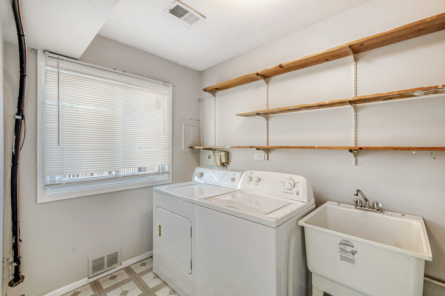 2058 Leeward Lane, Hanover Park, IL 60133