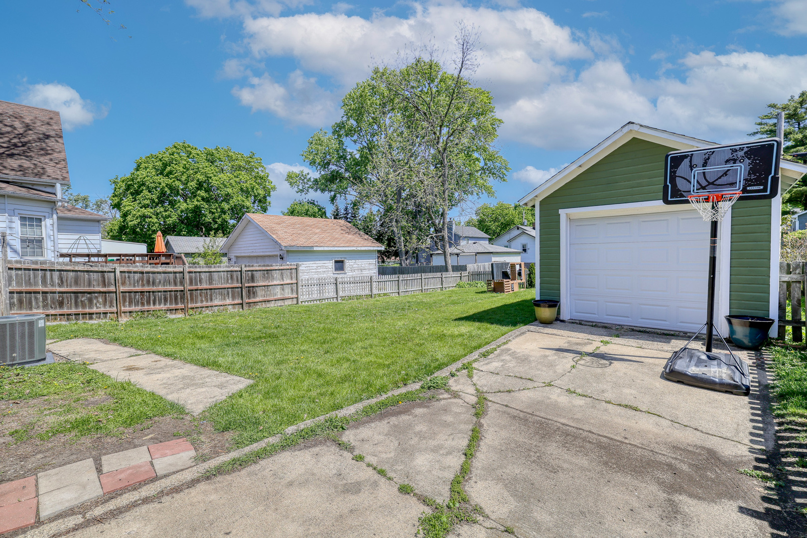 318 S 11th Avenue, St. Charles, IL 60174
