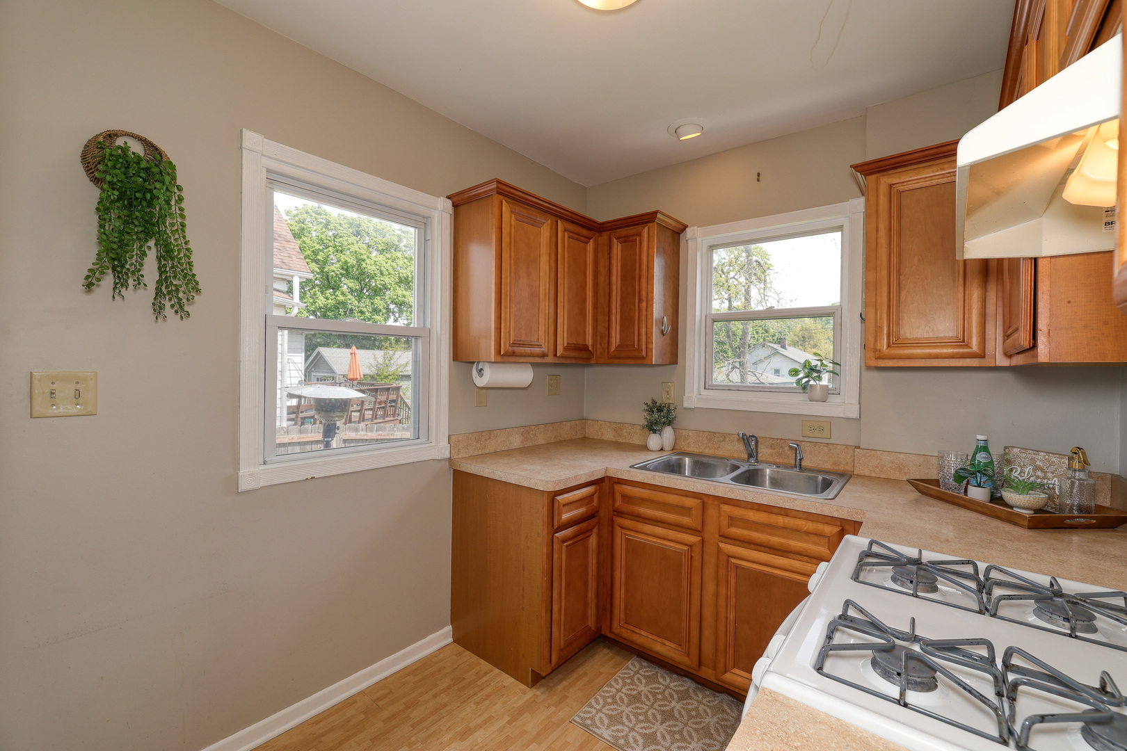 318 S 11th Avenue, St. Charles, IL 60174