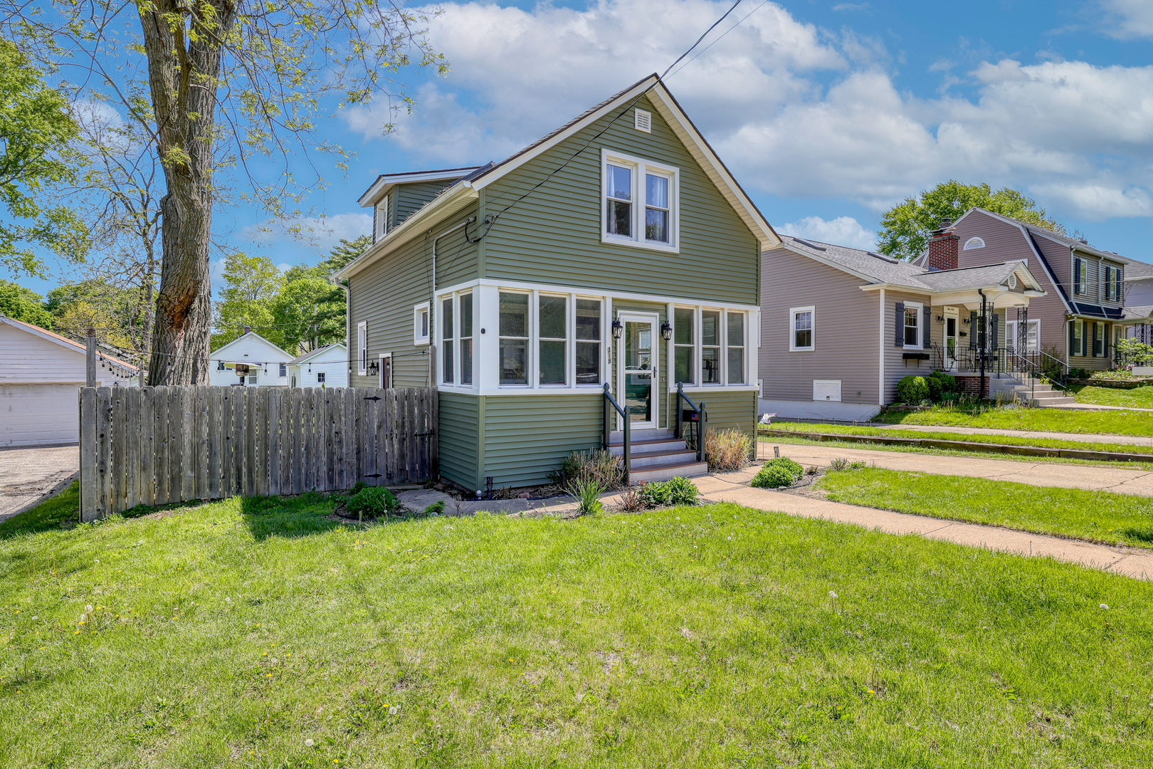 318 S 11th Avenue, St. Charles, IL 60174