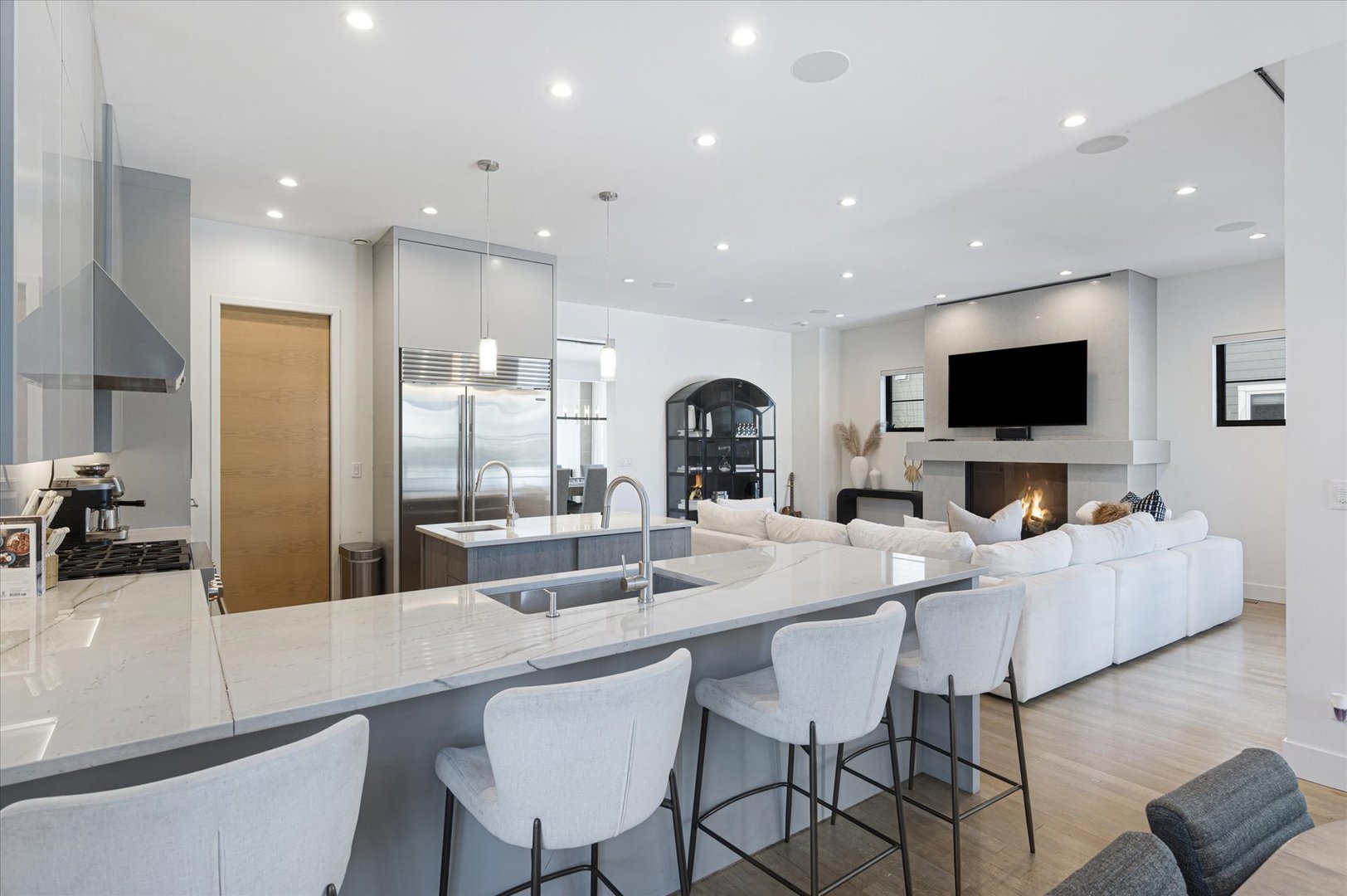 176 S Arlington Avenue, Elmhurst, IL 60126