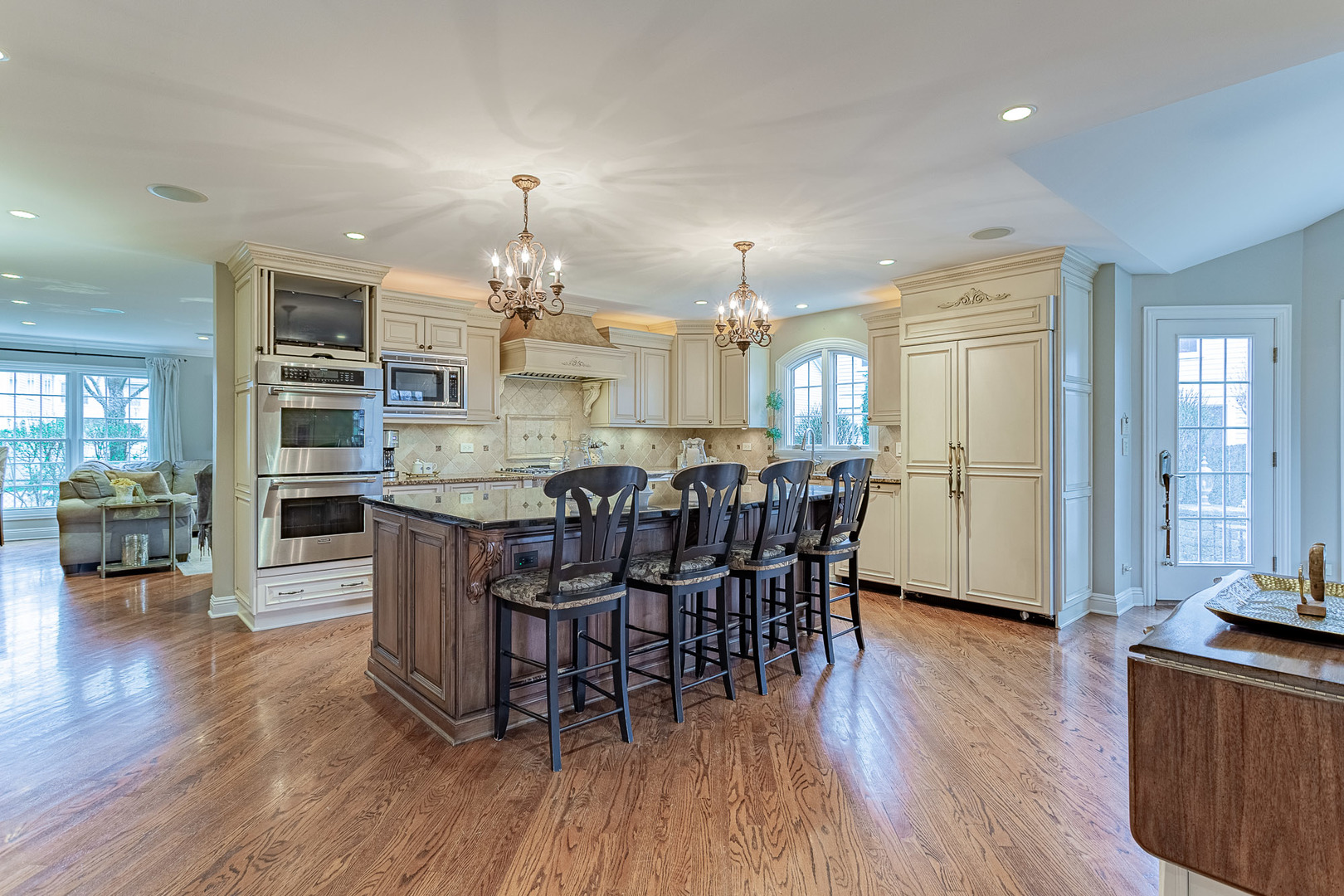 900 Christa Court, Elk Grove Village, IL 60007