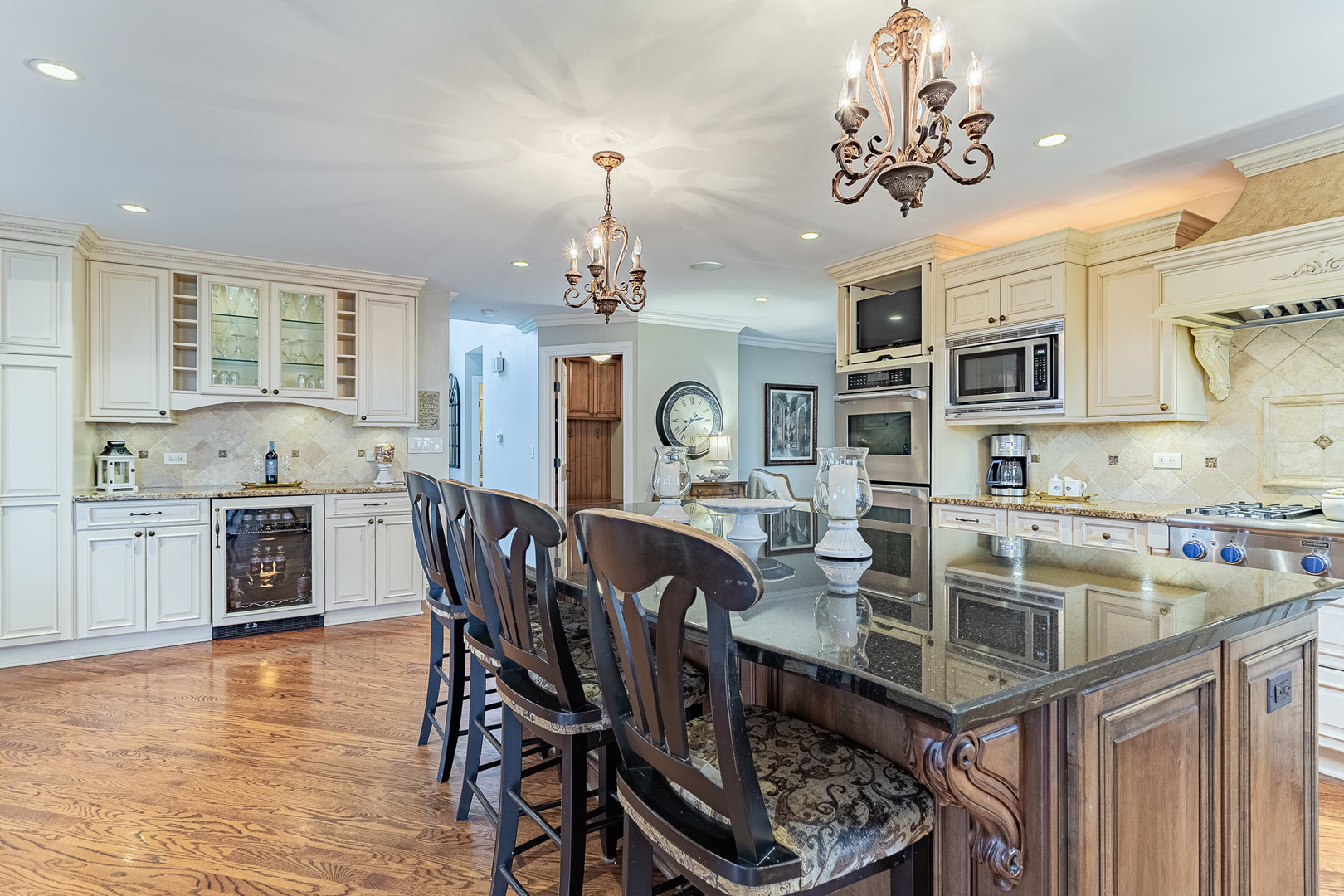 900 Christa Court, Elk Grove Village, IL 60007