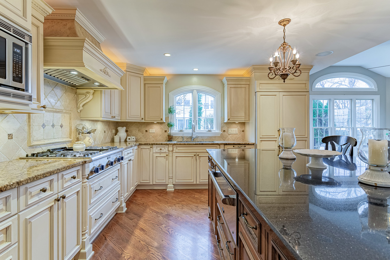 900 Christa Court, Elk Grove Village, IL 60007