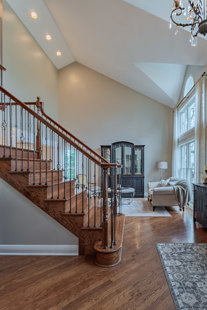 900 Christa Court, Elk Grove Village, IL 60007