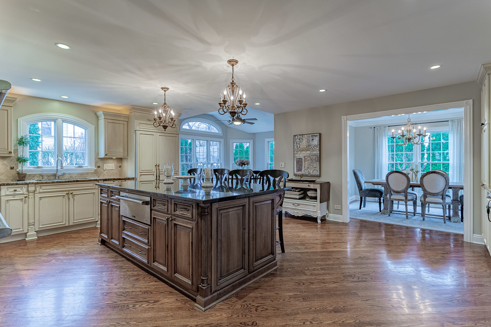 900 Christa Court, Elk Grove Village, IL 60007