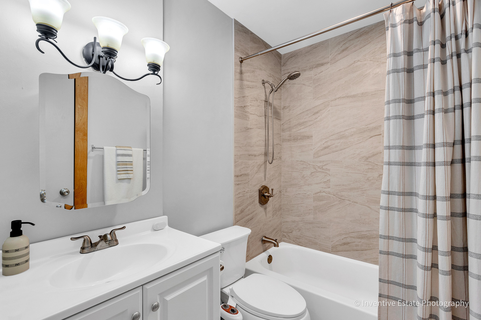 1560 Sheffield Drive, Elgin, IL 60123