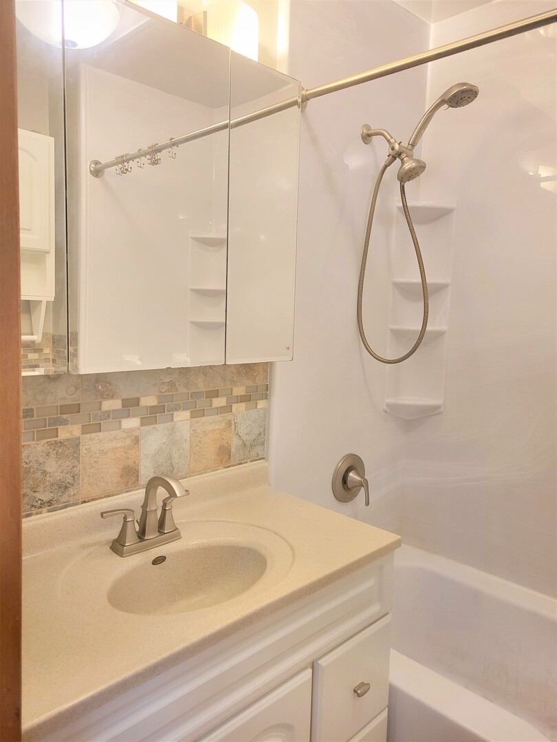 52 N Glenwood Avenue, Glenwood, IL 60425