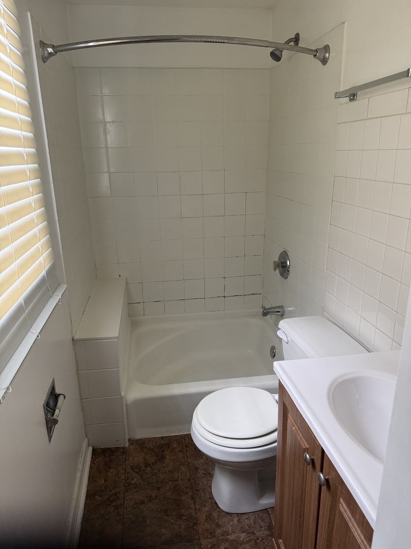 140 College Street #2, Elgin, IL 60120