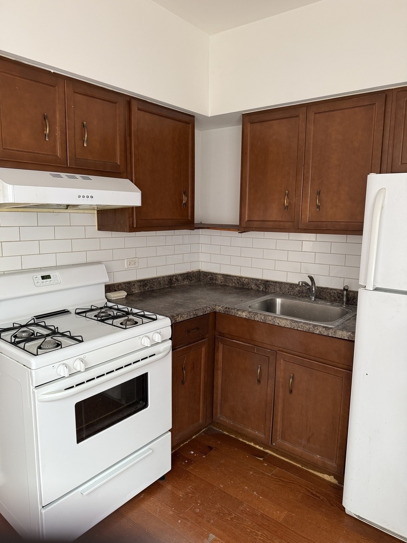 140 College Street #2, Elgin, IL 60120