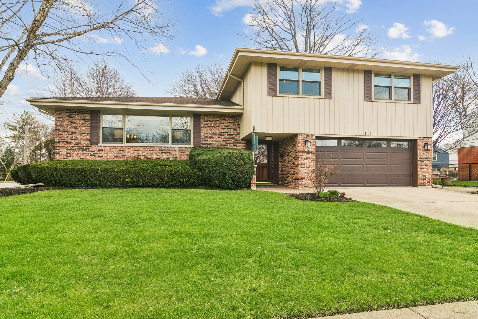 111 N Wilshire Lane, Arlington Heights, IL 60004