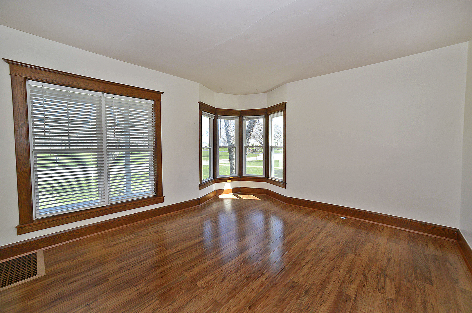 905 E Center Street, Ottawa, IL 61350