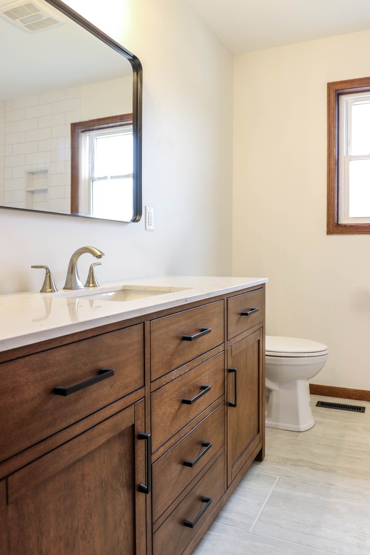 13015 E 2200 N Road, Hudson, IL 61748