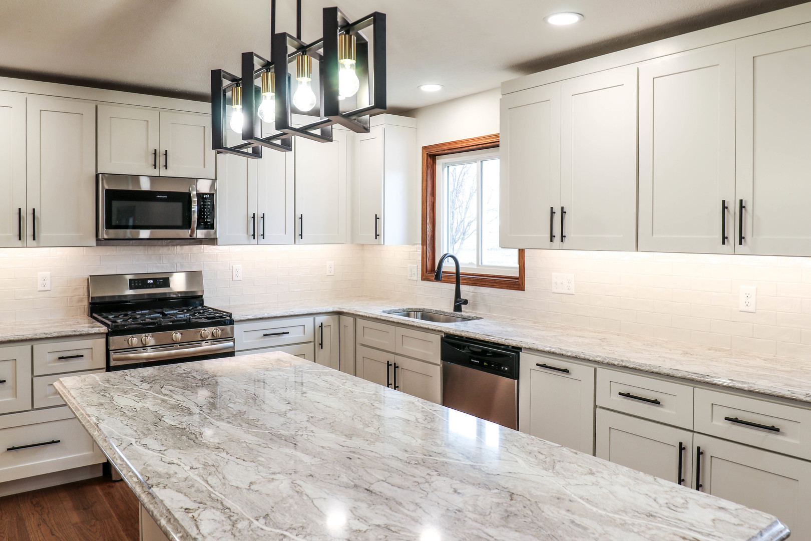 13015 E 2200 N Road, Hudson, IL 61748