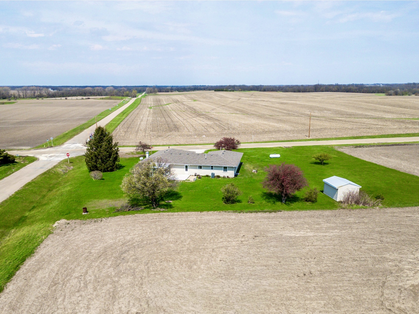 13015 E 2200 N Road, Hudson, IL 61748