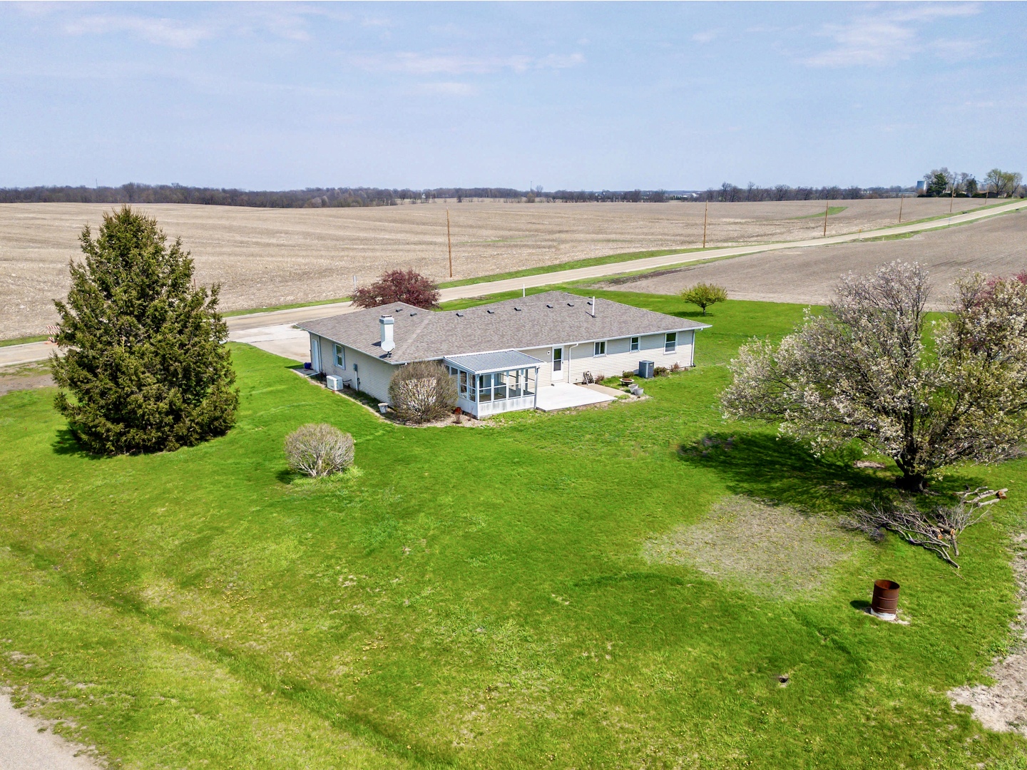 13015 E 2200 N Road, Hudson, IL 61748