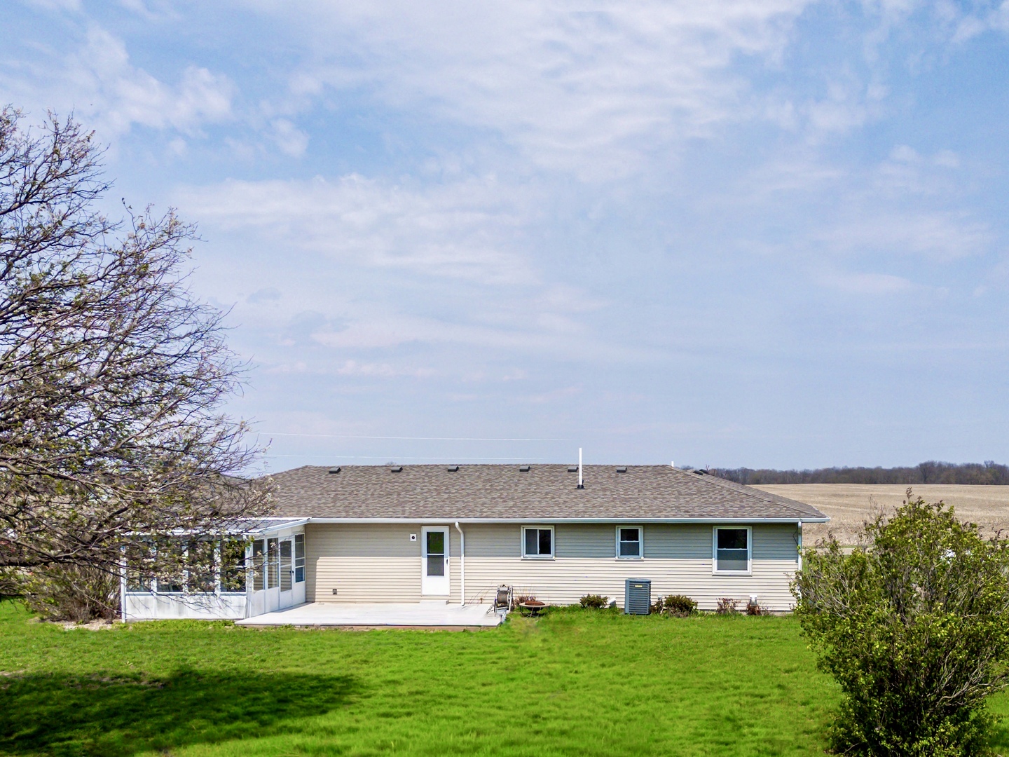 13015 E 2200 N Road, Hudson, IL 61748