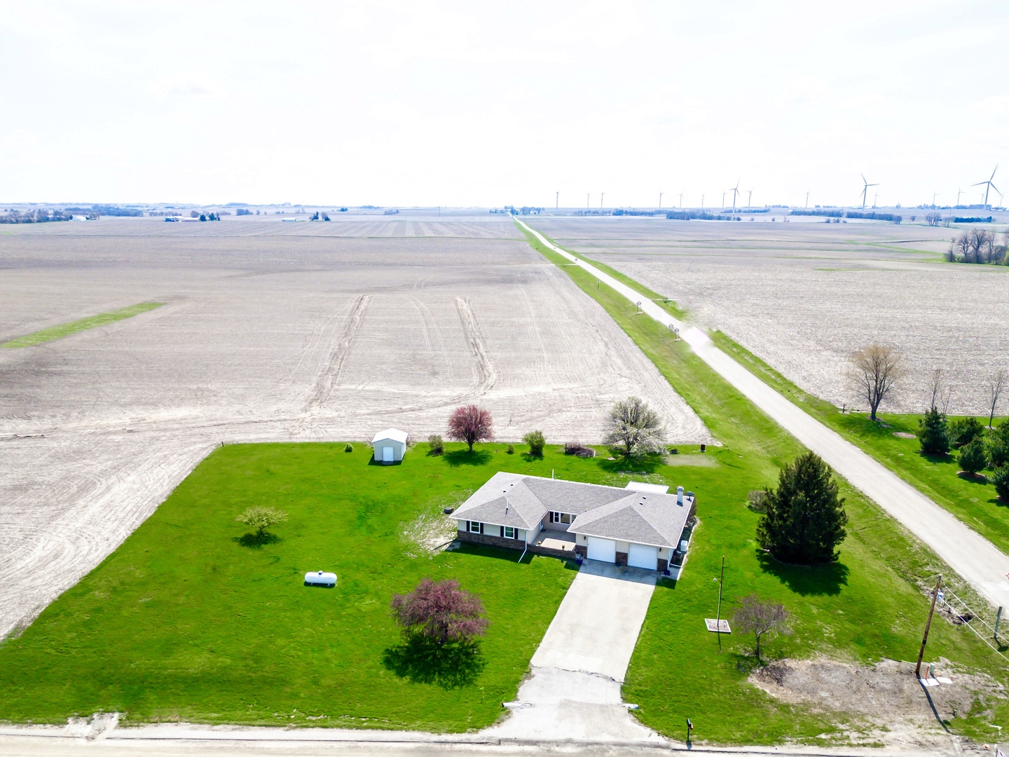 13015 E 2200 N Road, Hudson, IL 61748