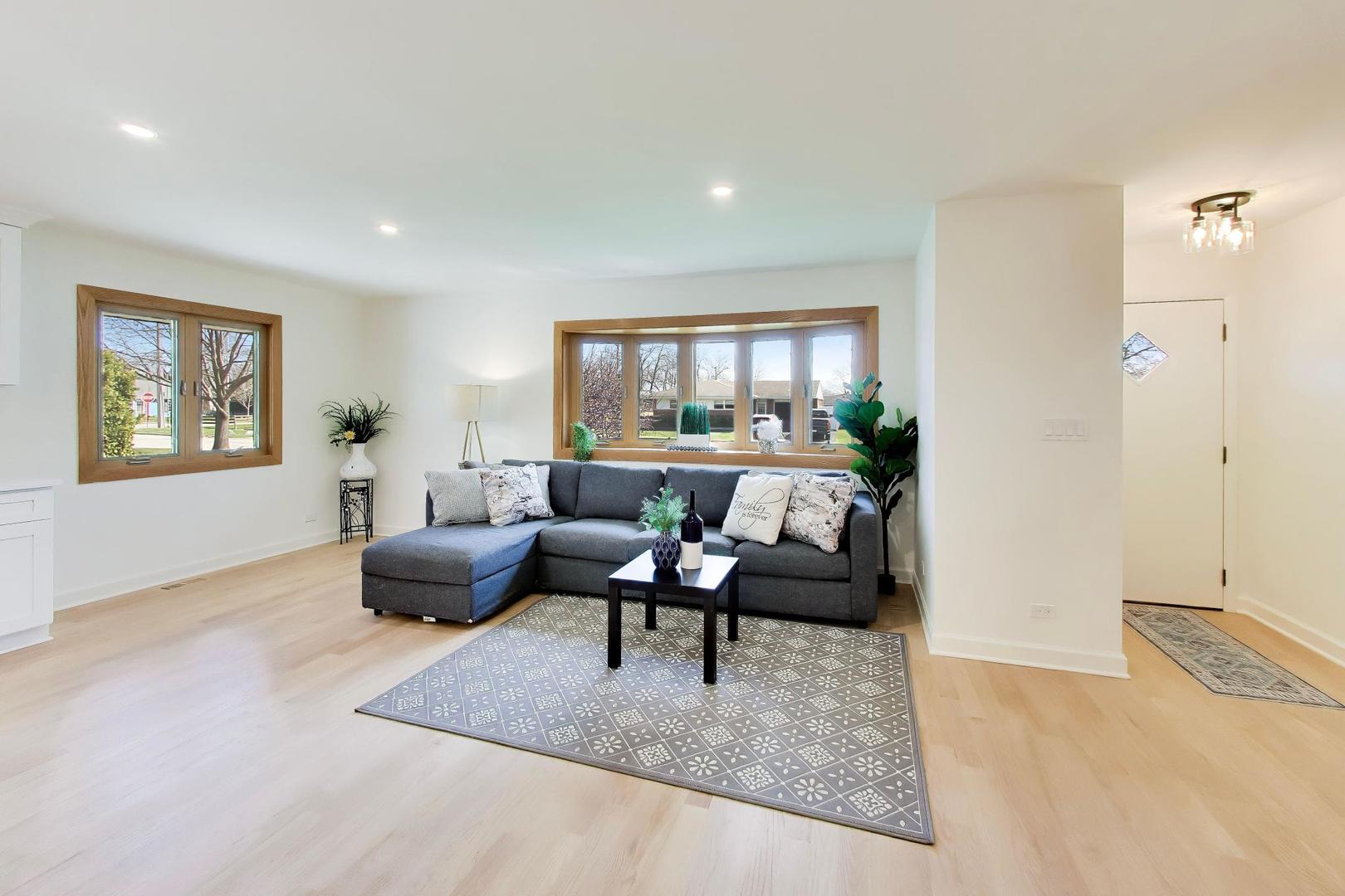 656 Jon Lane, Des Plaines, IL 60016