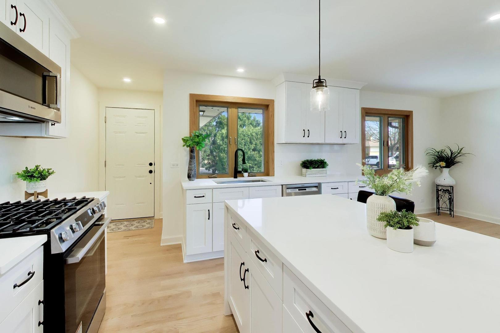 656 Jon Lane, Des Plaines, IL 60016